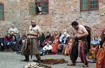 Vi forsøger os med mavedans - Spøttrup Borg 2015